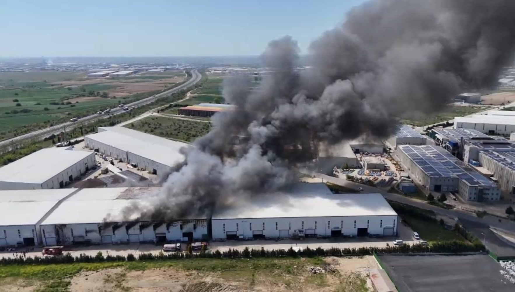SON DAKİKA... Çerkezköy’de kauçuk fabrikasında büyük yangın: Patlama sesleri duyuldu