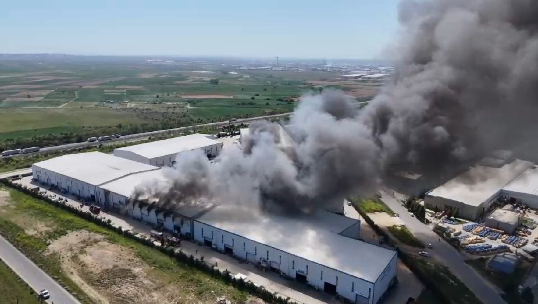 SON DAKİKA... Çerkezköy’de kauçuk fabrikasında büyük yangın: Patlama sesleri duyuldu