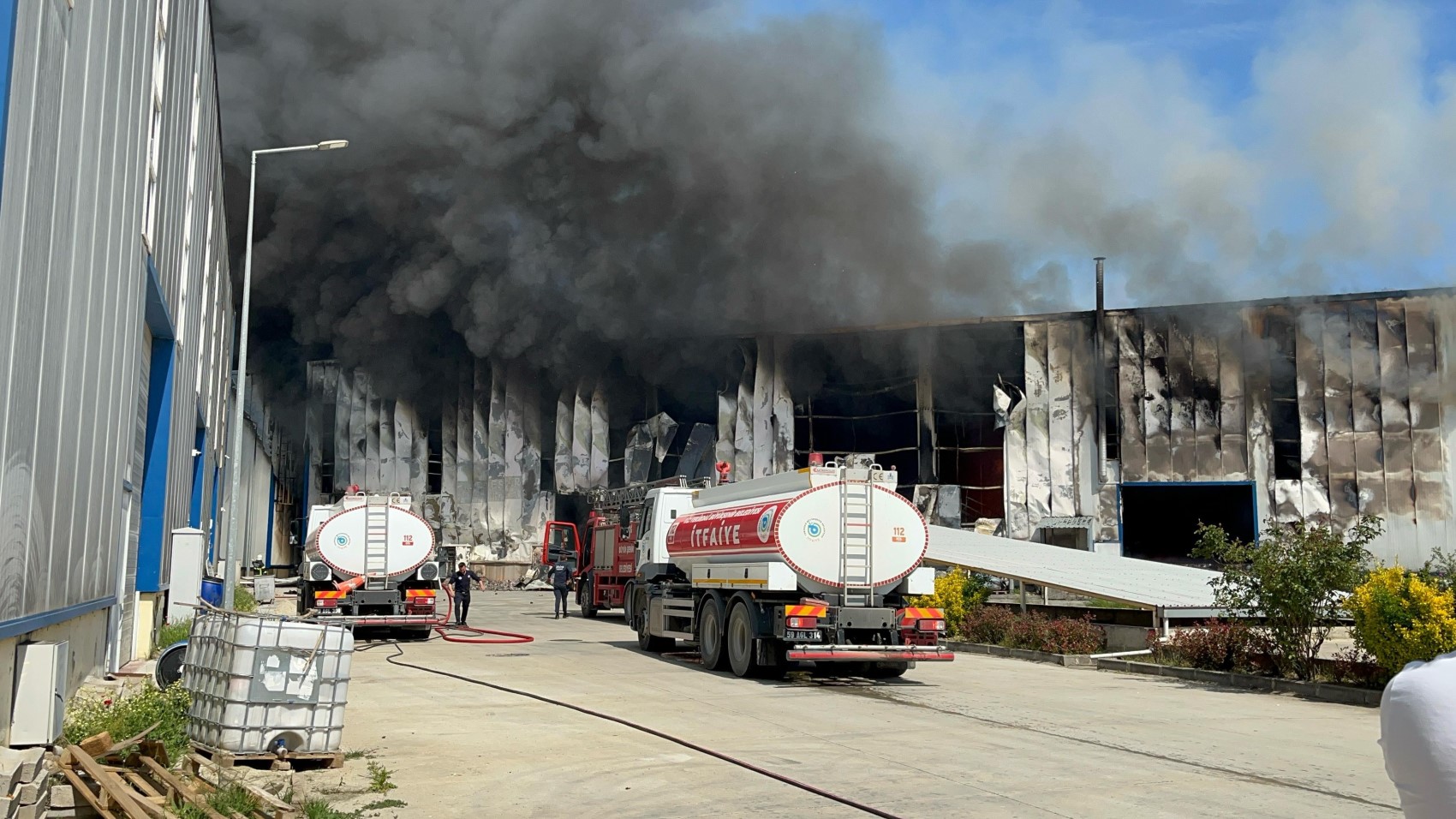 SON DAKİKA... Çerkezköy’de kauçuk fabrikasında büyük yangın: Patlama sesleri duyuldu