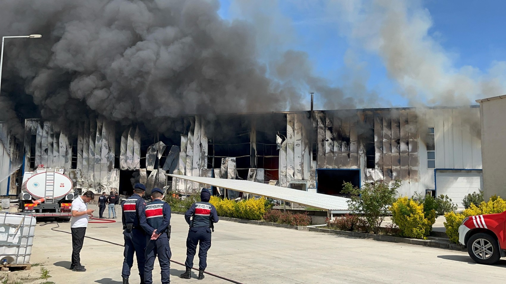 SON DAKİKA... Çerkezköy’de kauçuk fabrikasında büyük yangın: Patlama sesleri duyuldu