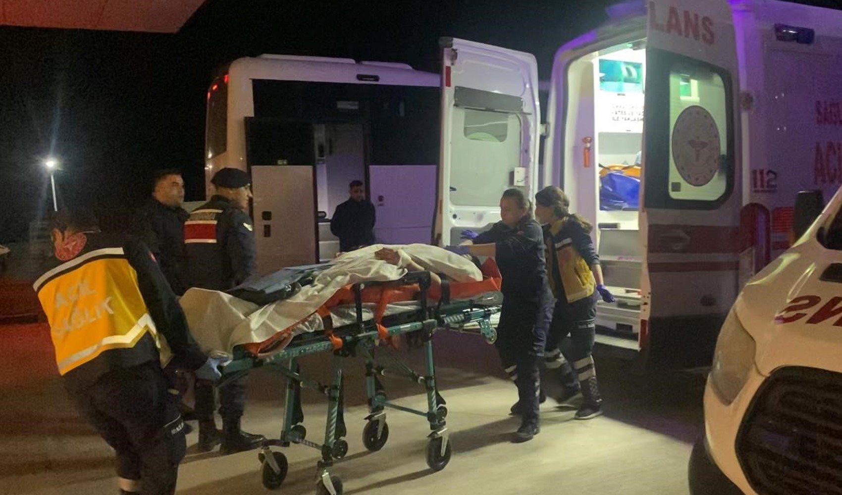 Meslektaşı genç kızı boynundan bıçakladı