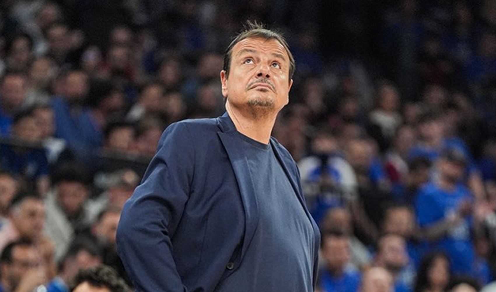 Ergin Ataman, Anadolu Efes taraftarının tezahüratı sonrası sahayı terk etti