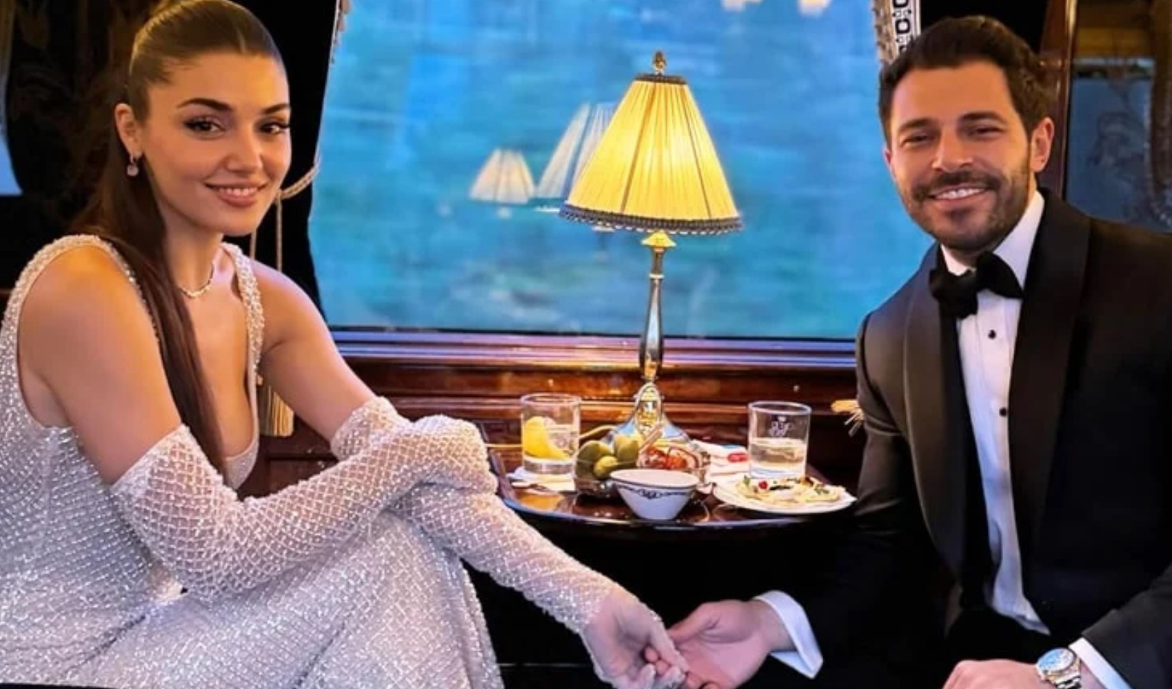 Hande Erçel ve Hakan Sabancı'nın romantik tren yolculuğu Hande Erçel ve Hakan Sabancı'nın romantik tren yolculuğu