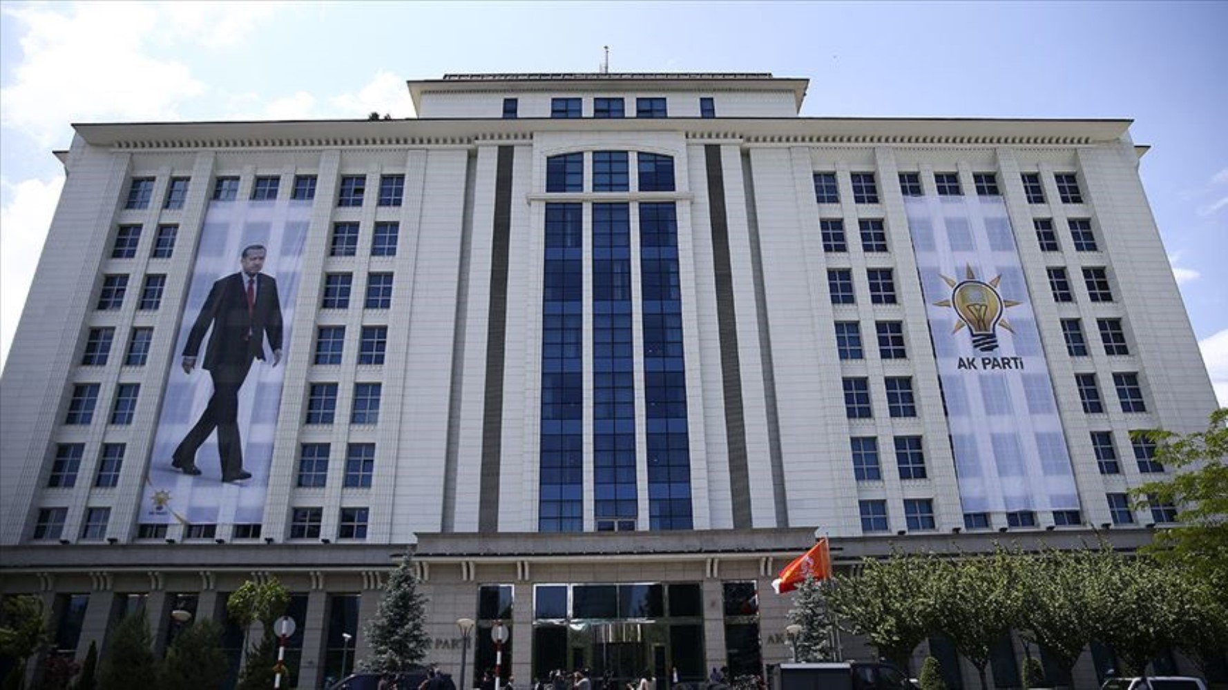 AKP kulislerinde dikkat çeken 'gri alan' alarmı... Karadeniz sermayesi İmamoğlu'na yöneldi: Kırılma anı kayyum operasyonları!