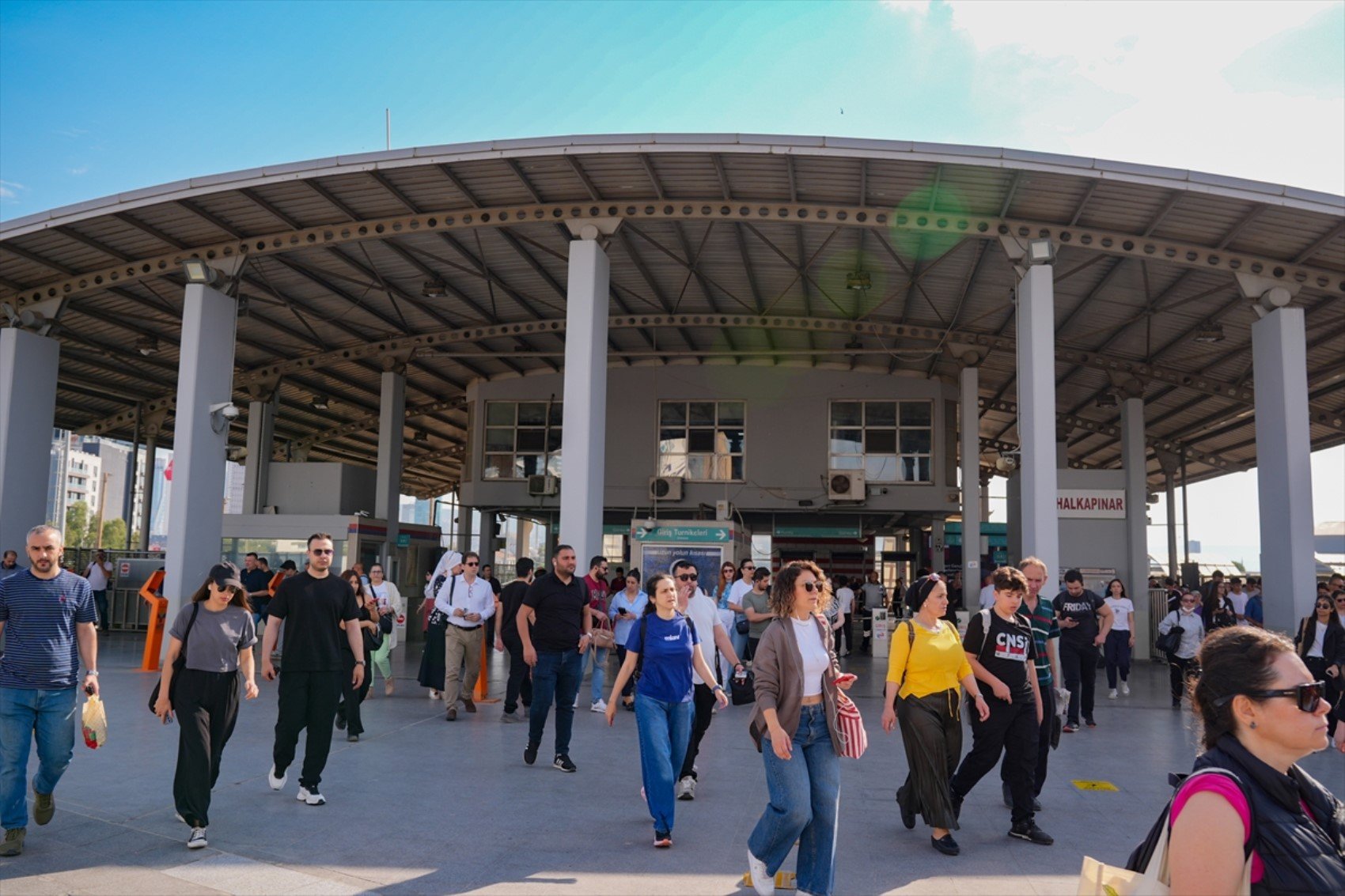 İzmir’de grev trafiği felç etti! Otobüsler durdu, halk yolda kaldı