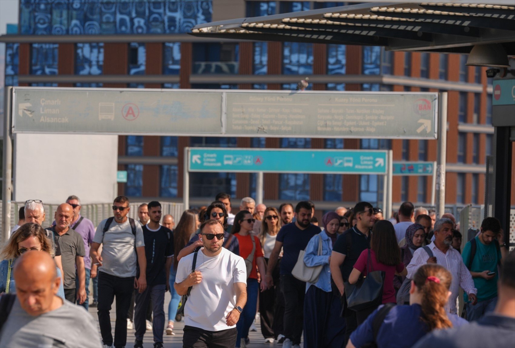 İzmir’de grev trafiği felç etti! Otobüsler durdu, halk yolda kaldı