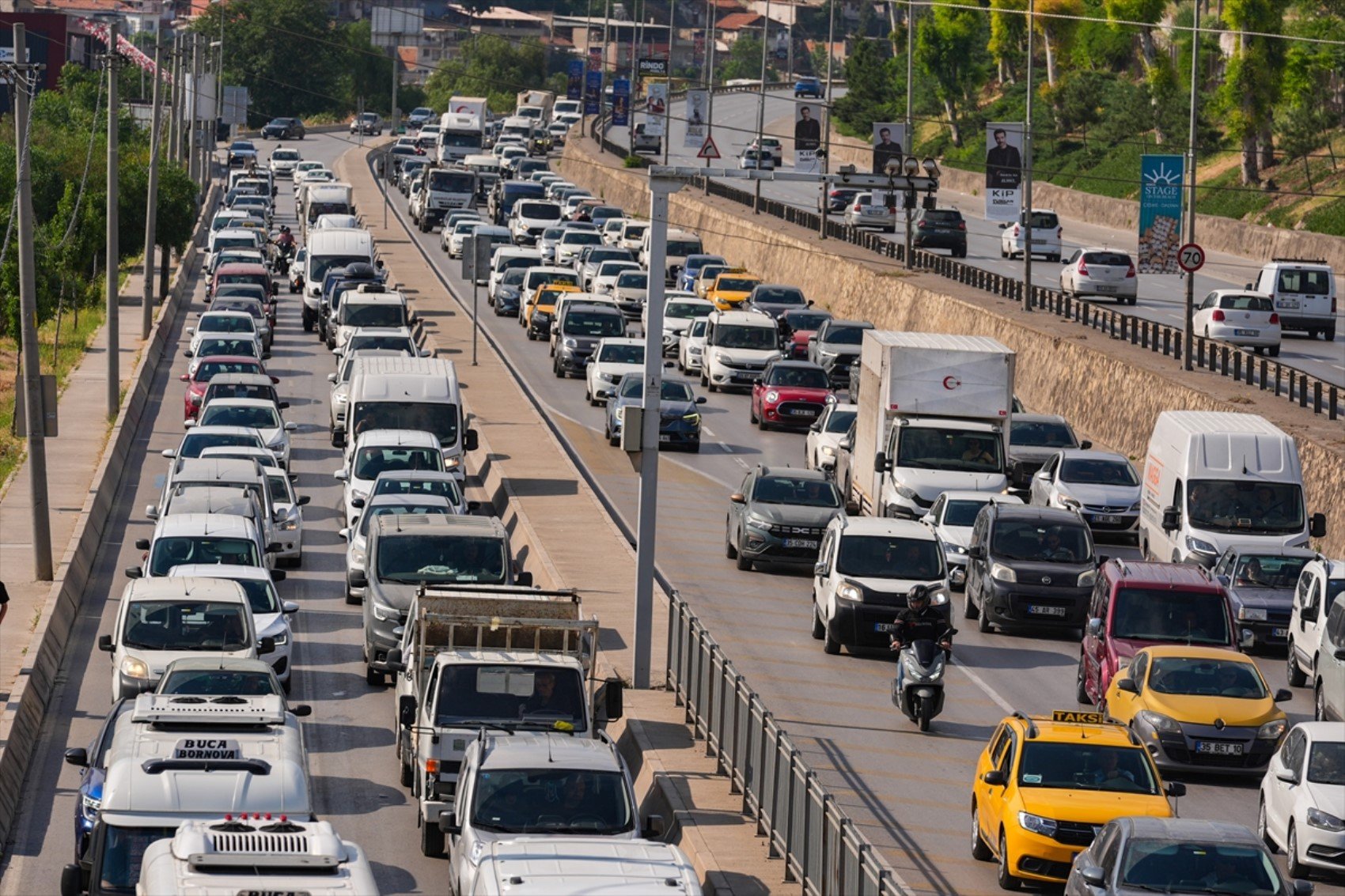 İzmir’de grev trafiği felç etti! Otobüsler durdu, halk yolda kaldı