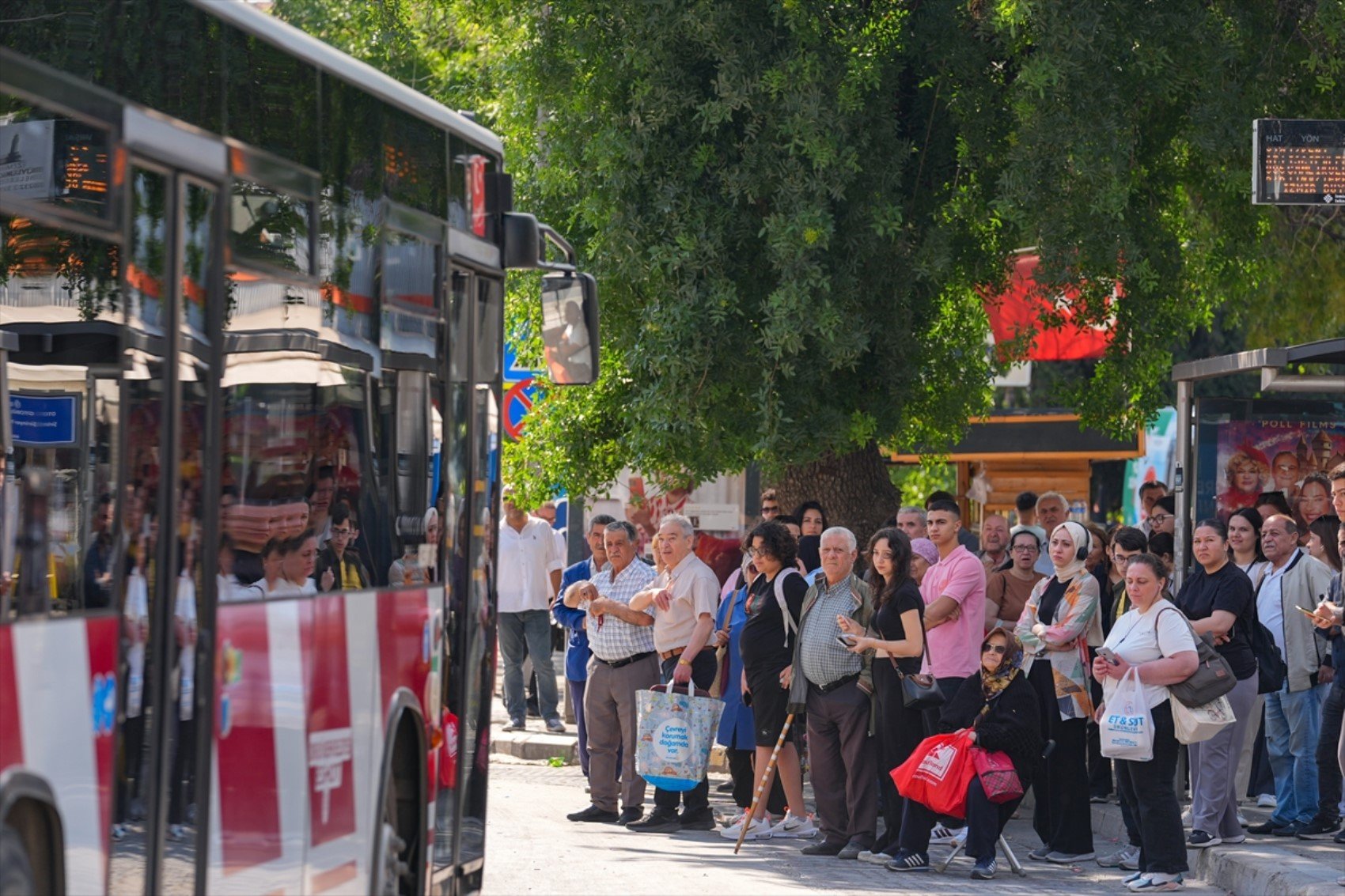 İzmir’de grev trafiği felç etti! Otobüsler durdu, halk yolda kaldı