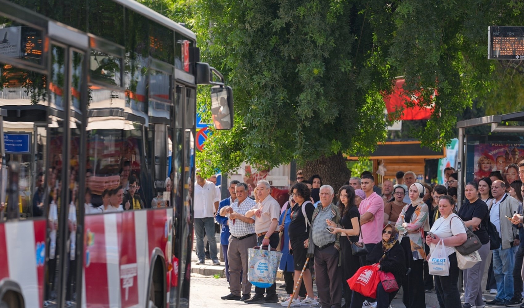 İzmir’de grev trafiği felç etti! Otobüsler durdu, halk yolda kaldı İzmir’de grev trafiği felç etti! Otobüsler durdu, halk yolda kaldı
