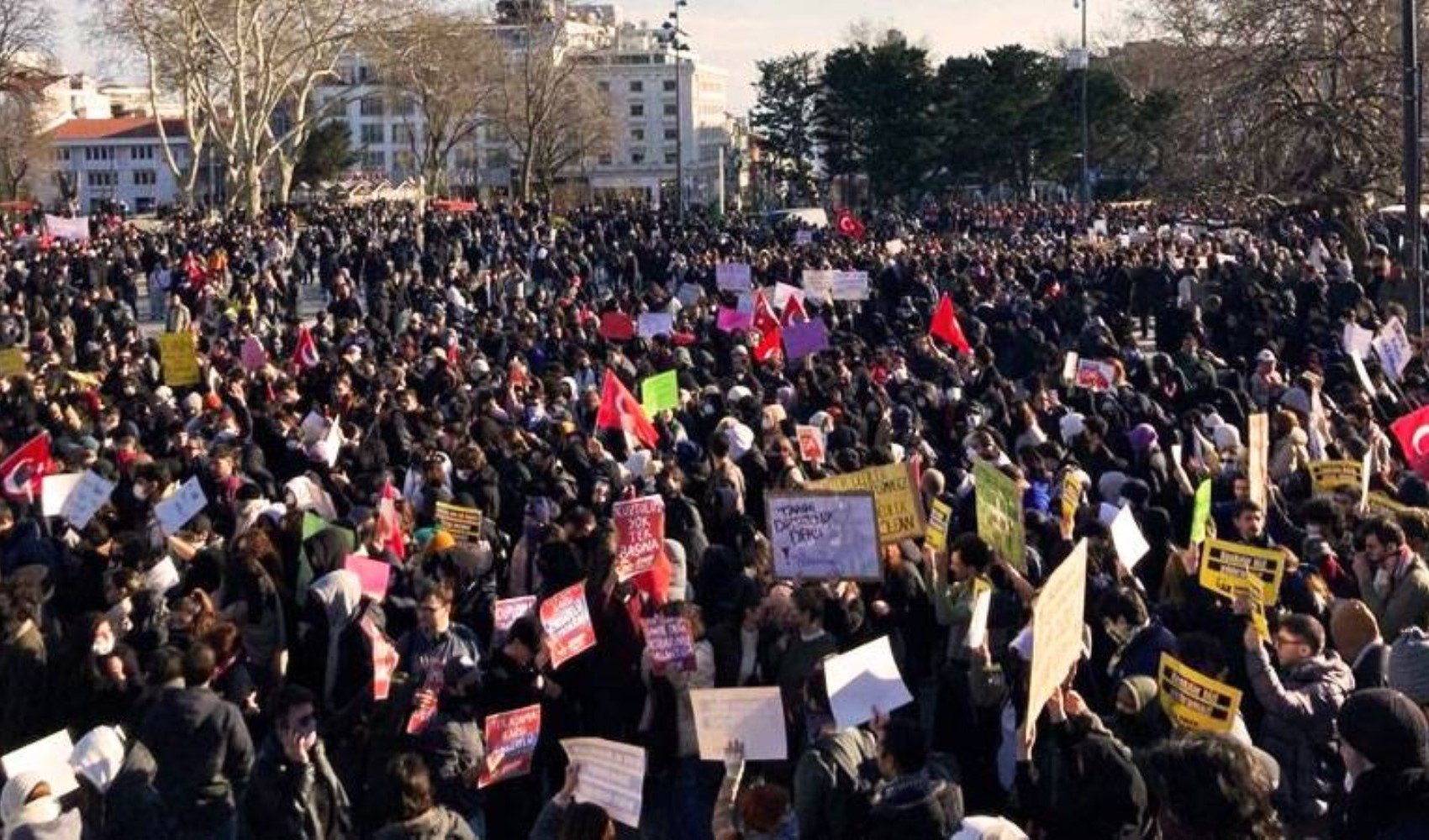 İmamoğlu’na destek veren gençler hakim karşısında! 16 gencin yargılandığı dava başladı