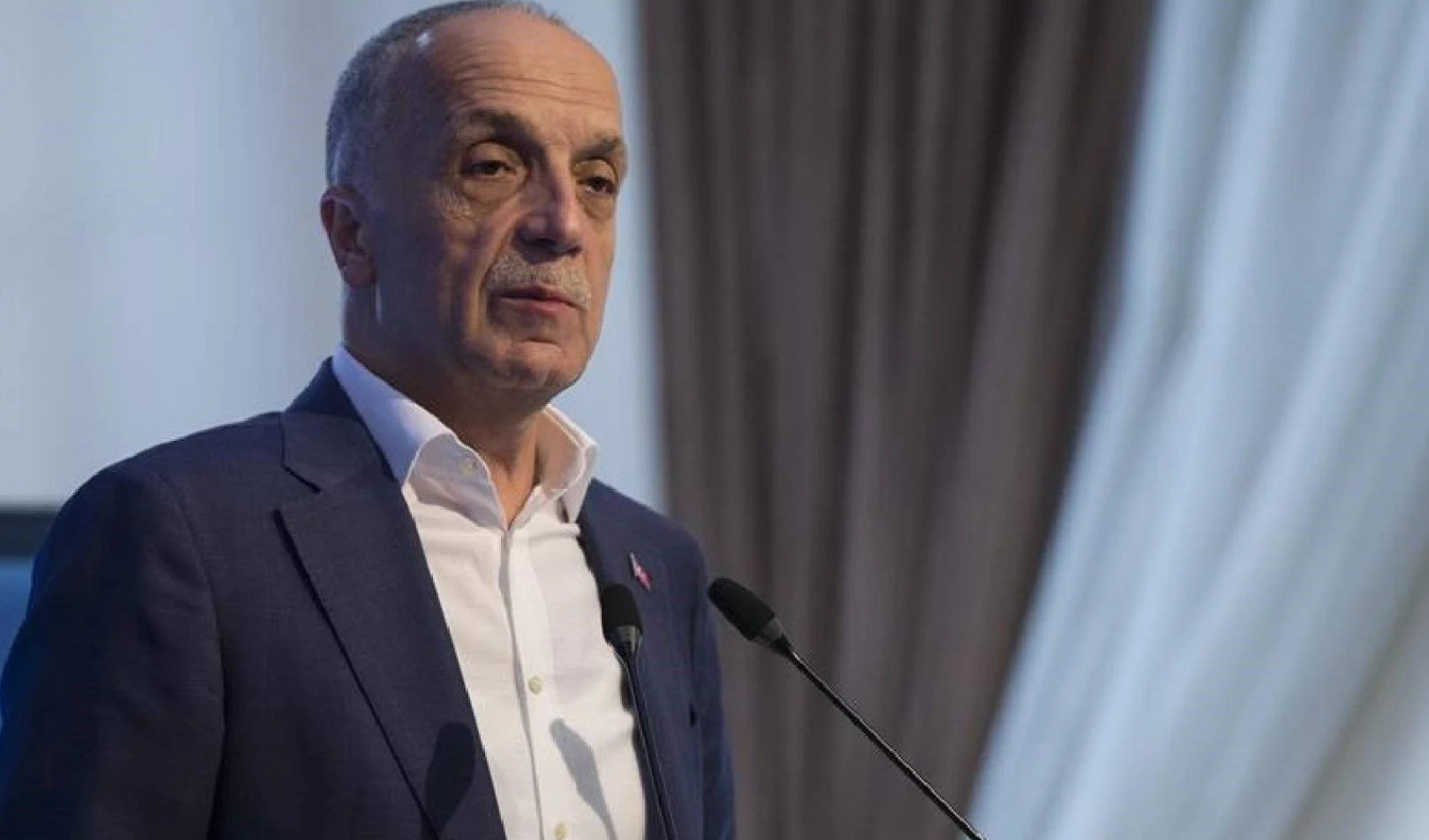 Türk-İş Başkanı Ergün Atalay Mehmet Şimşek'e yüklendi Türk-İş Başkanı Ergün Atalay Mehmet Şimşek'e yüklendi