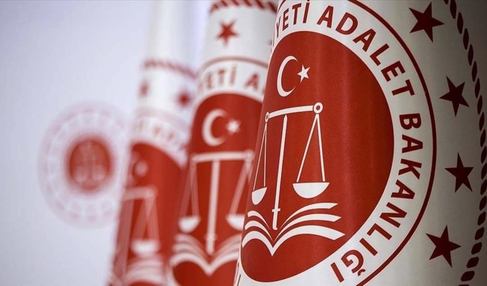 Adalet Bakanlığı'nda 35 yaş sınırı kalktı