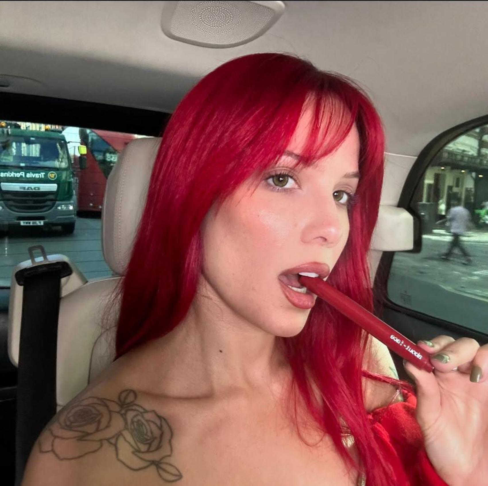 ABD'li şarkıcı Halsey İstanbul’a geliyor!