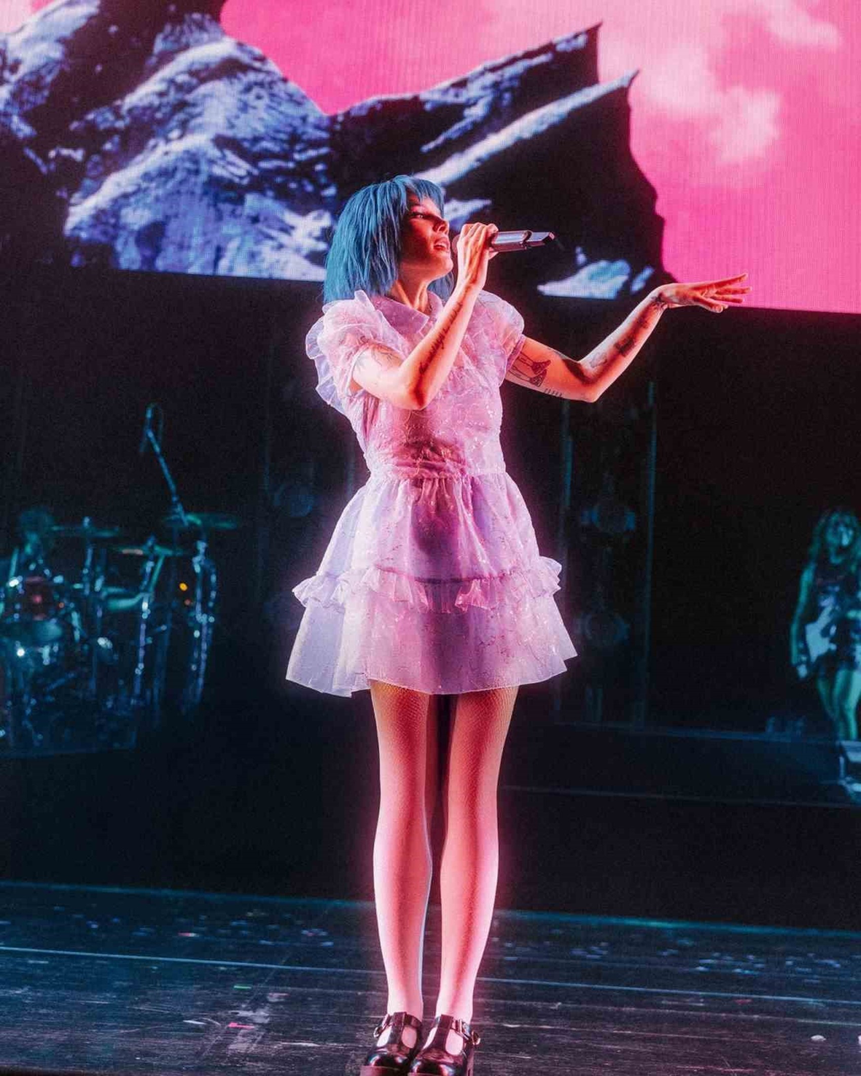 ABD'li şarkıcı Halsey İstanbul’a geliyor!