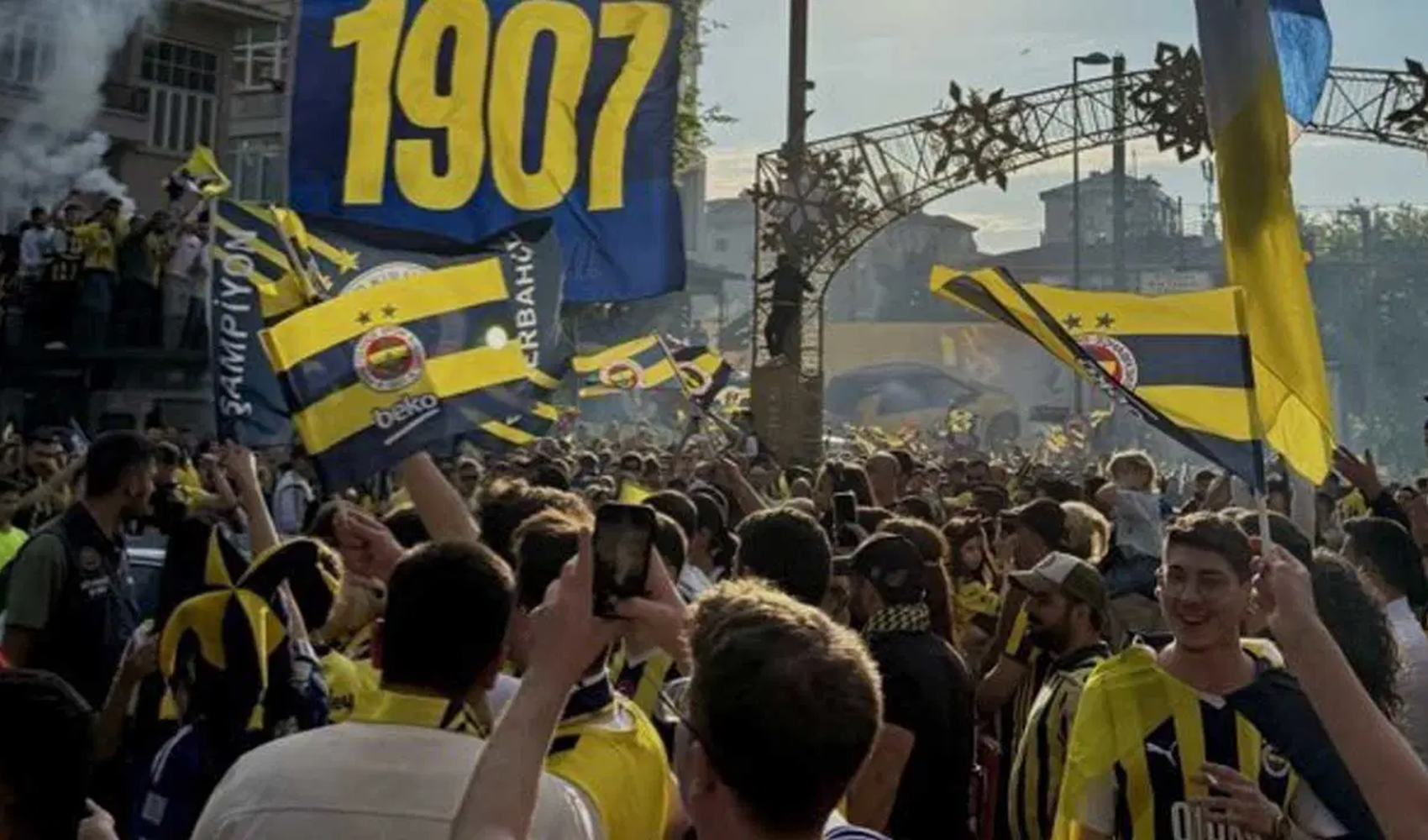Fenerbahçe'de 'Ali Koç istifa' yürüyüşü