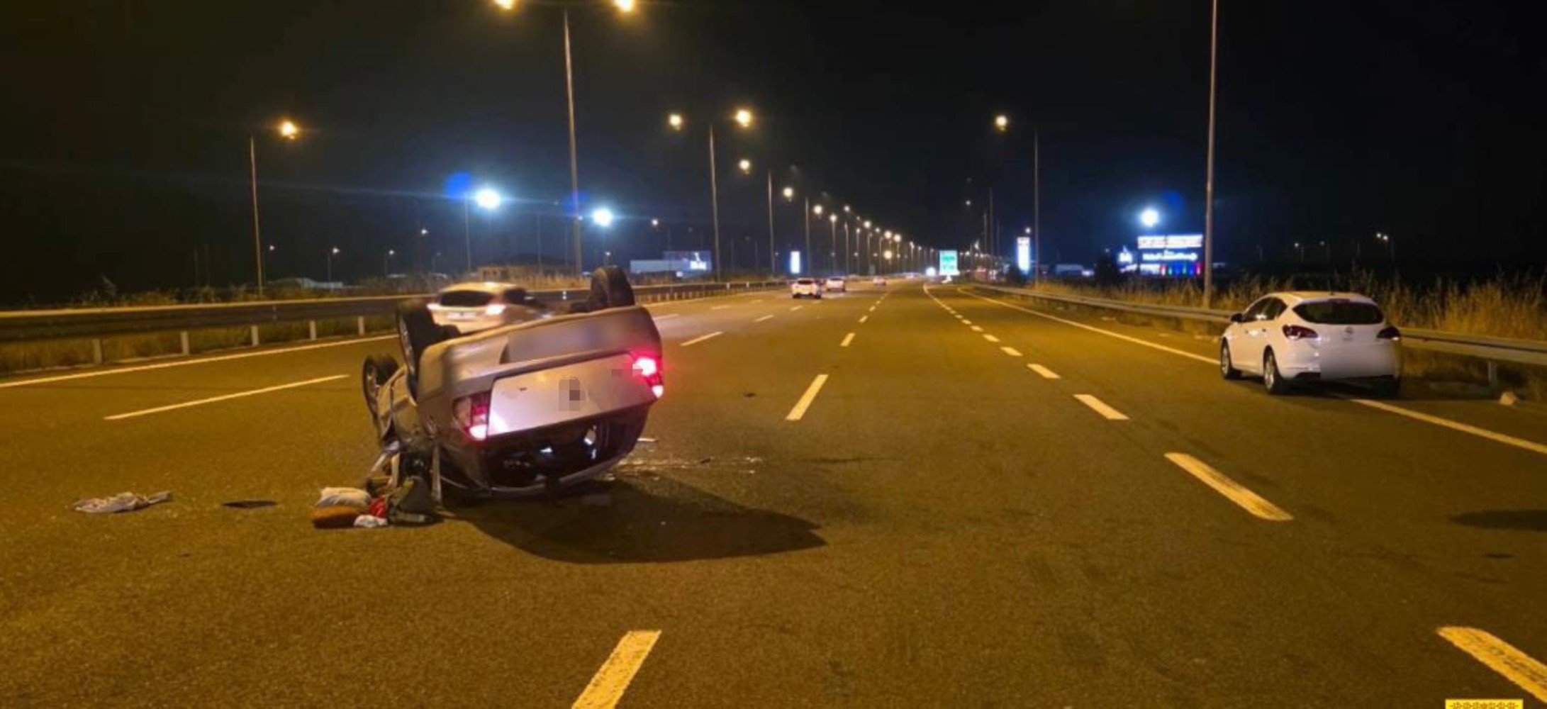 Sakarya'da feci kaza: 9 yaşındaki çocuk taklalar atan otomobilden yola savruldu