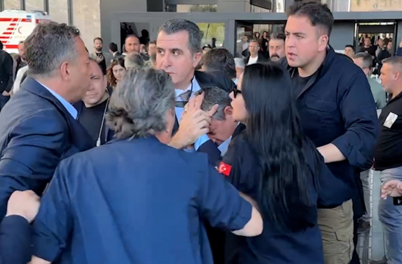İşte CHP Lideri Özel’e saldıran kişinin geçmişi... 21 yıl önceki fotoğrafları ortaya çıktı