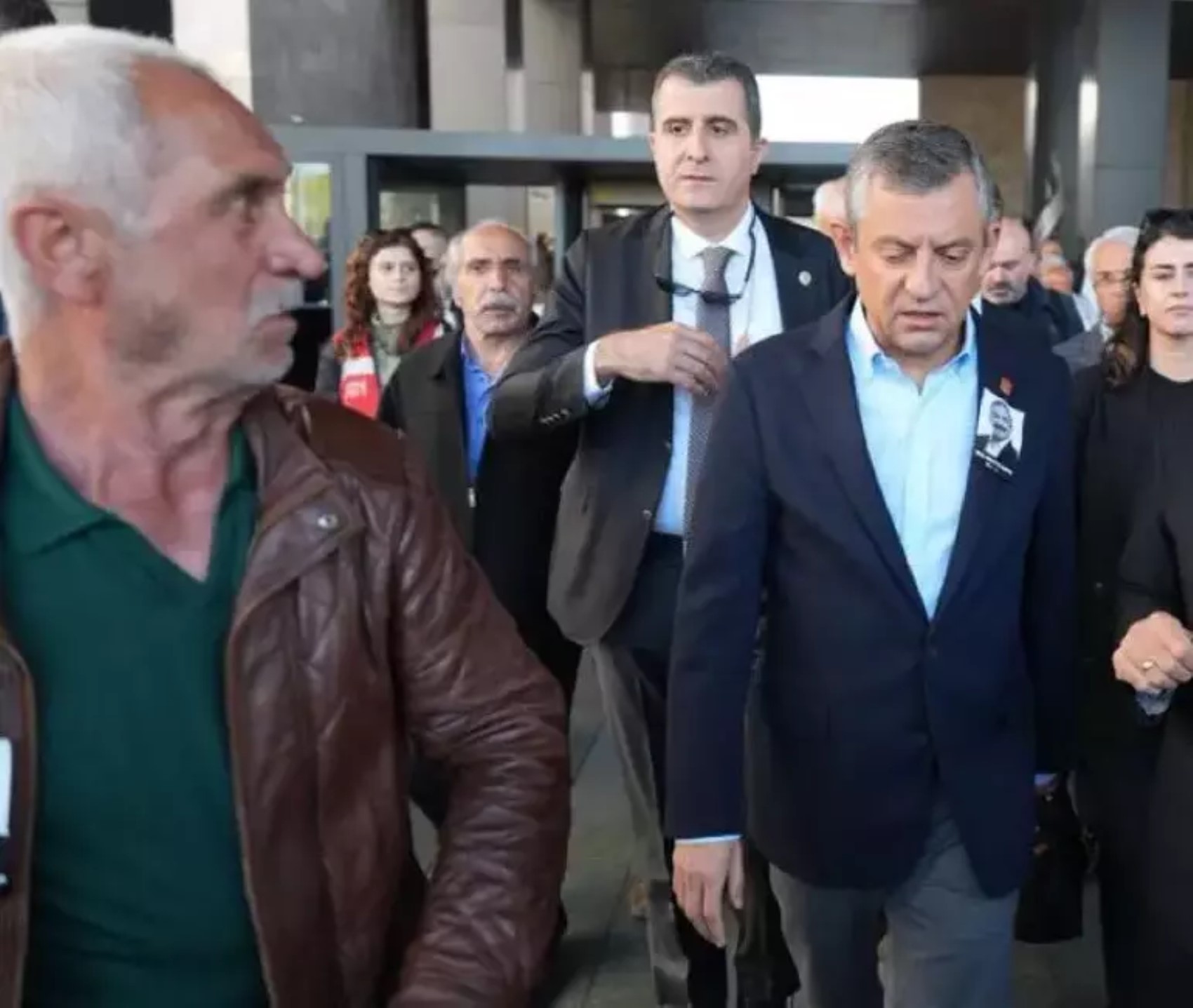 İşte CHP Lideri Özel’e saldıran kişinin geçmişi... 21 yıl önceki fotoğrafları ortaya çıktı