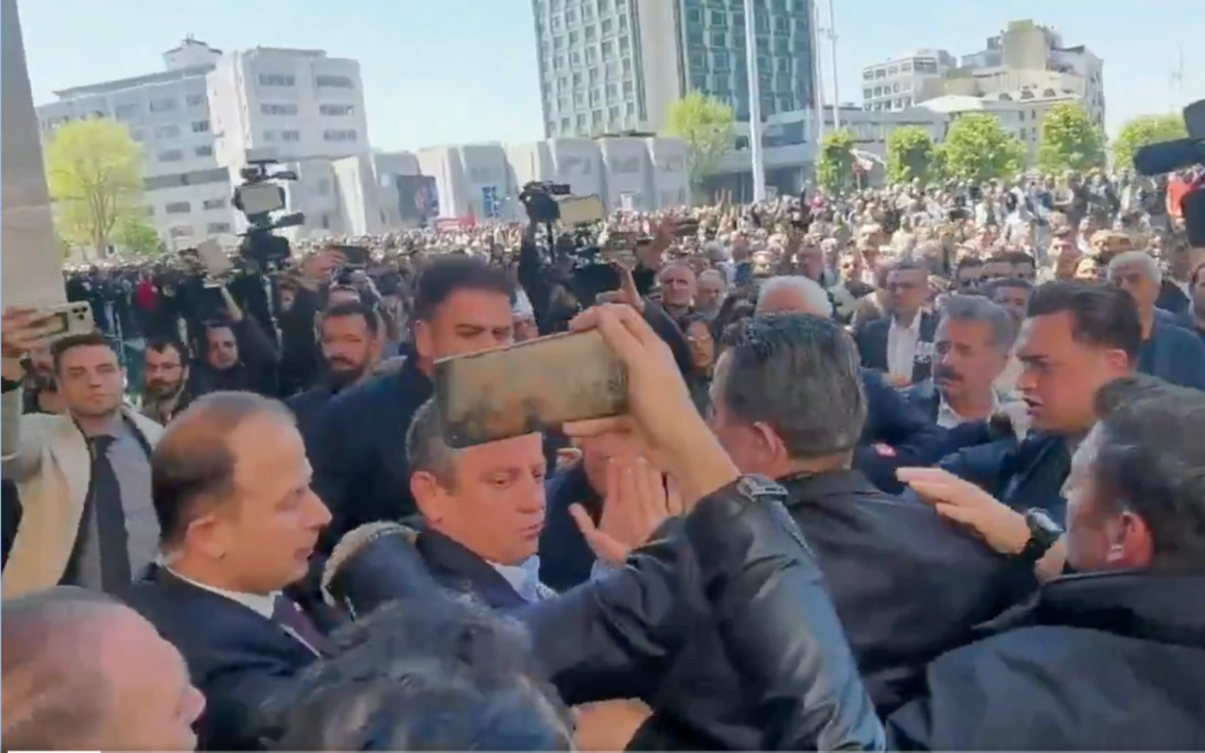 İşte CHP Lideri Özel’e saldıran kişinin geçmişi... 21 yıl önceki fotoğrafları ortaya çıktı