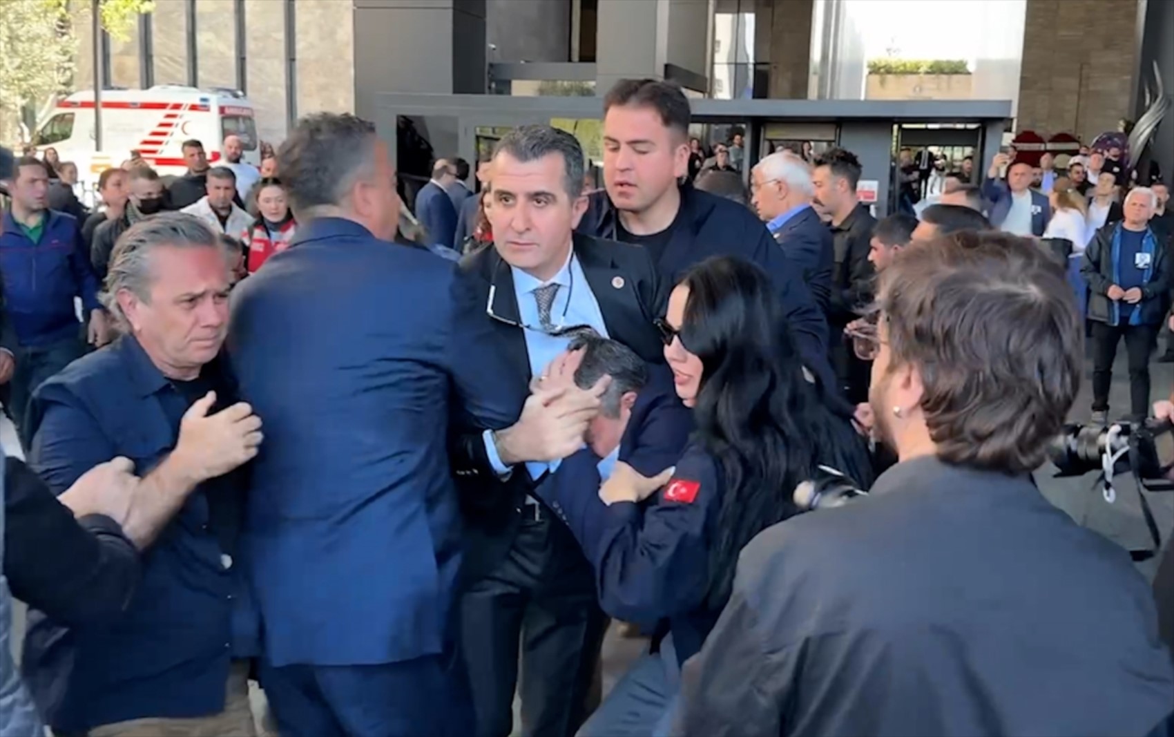 Özgür Özel'e saldıran kişinin kan donduran geçmişi: Mezar taşındaki ifadeler dikkat çekti