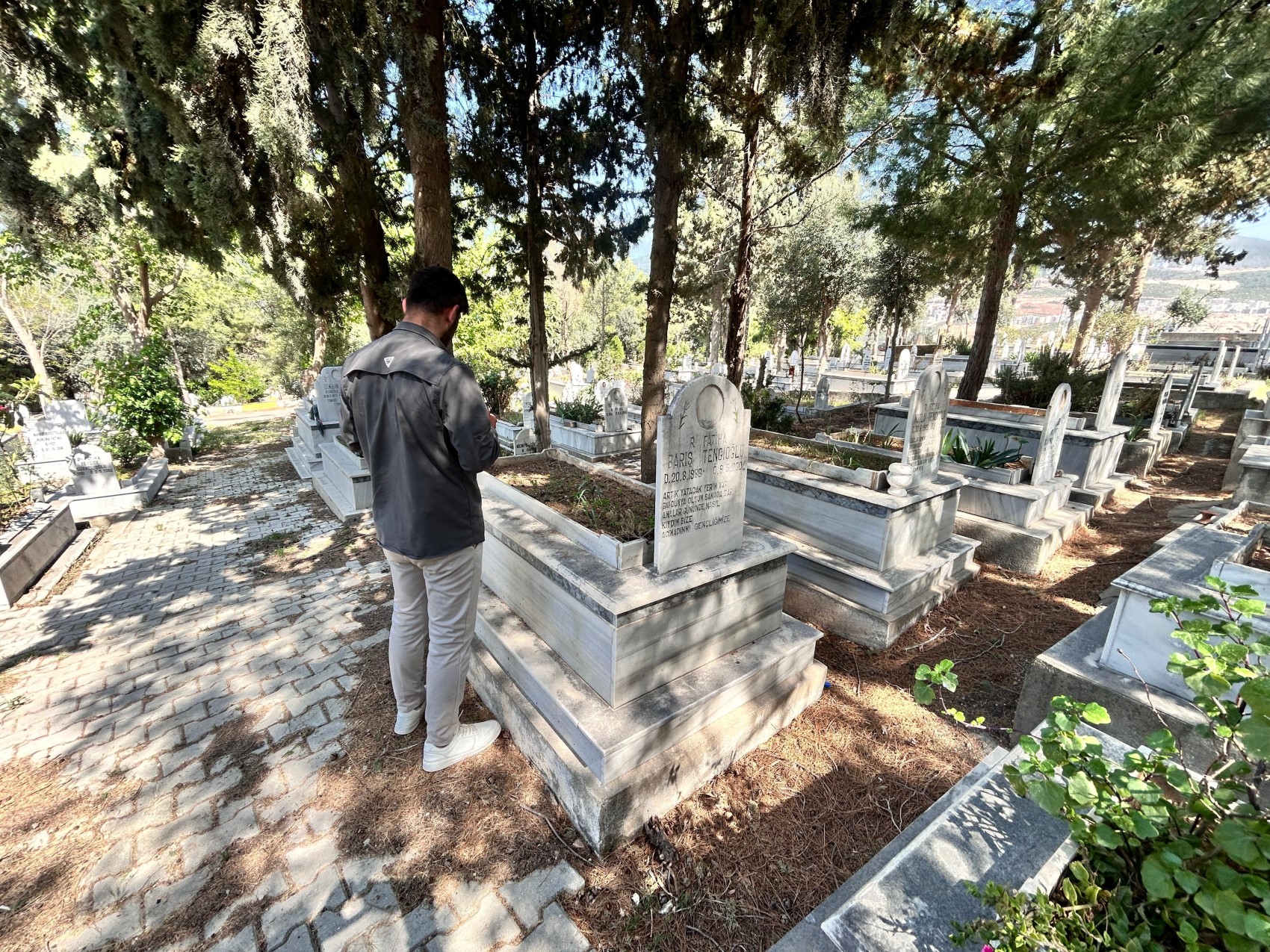 Özgür Özel'e saldıran kişinin kan donduran geçmişi: Mezar taşındaki ifadeler dikkat çekti