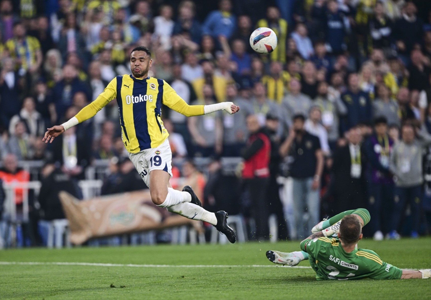 Fenerbahçe tribünlerinden “Ali Koç istifa” sloganları yükseldi