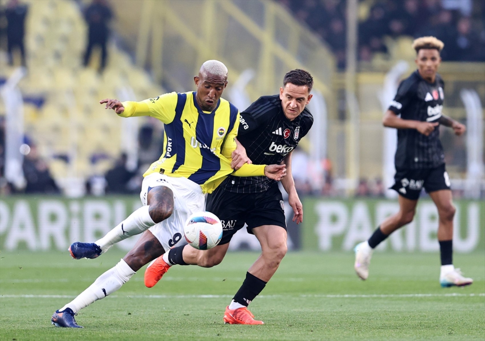 Fenerbahçe tribünlerinden “Ali Koç istifa” sloganları yükseldi