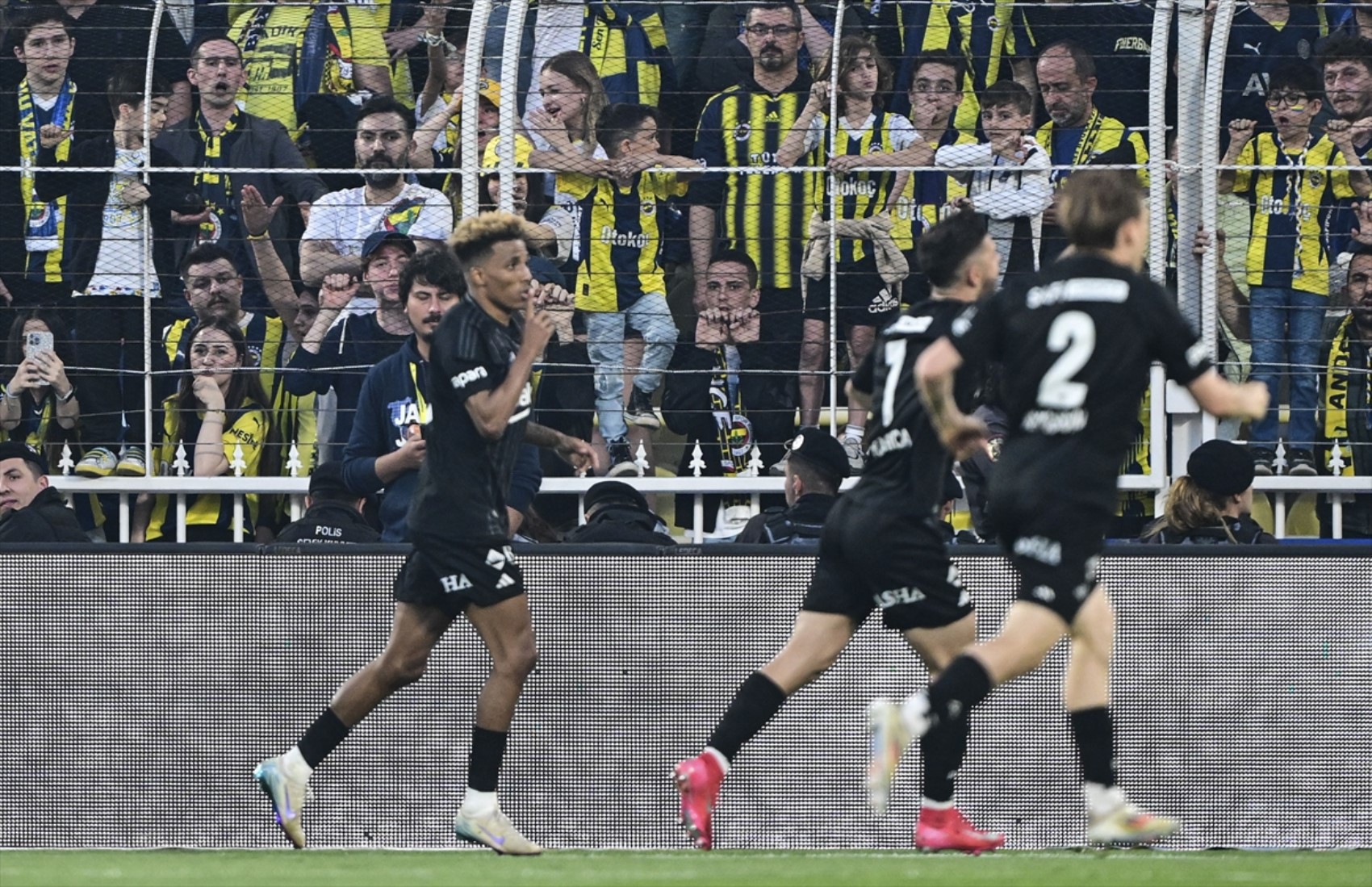 Fenerbahçe tribünlerinden “Ali Koç istifa” sloganları yükseldi