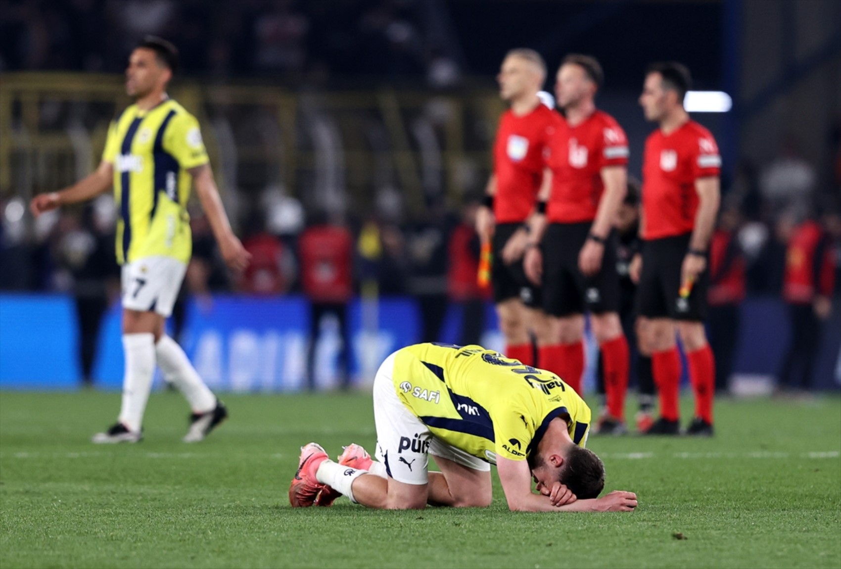 Galatasaray Fenerbahçe'nin mağlubiyetiyle şampiyonluğa yaklaştı