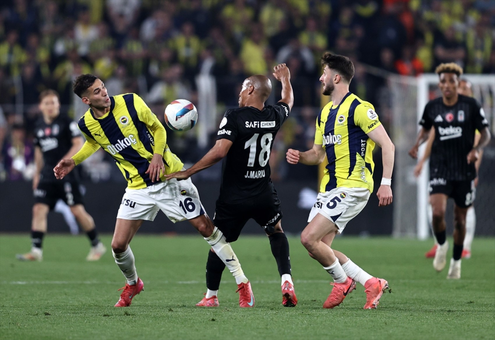 Galatasaray Fenerbahçe'nin mağlubiyetiyle şampiyonluğa yaklaştı