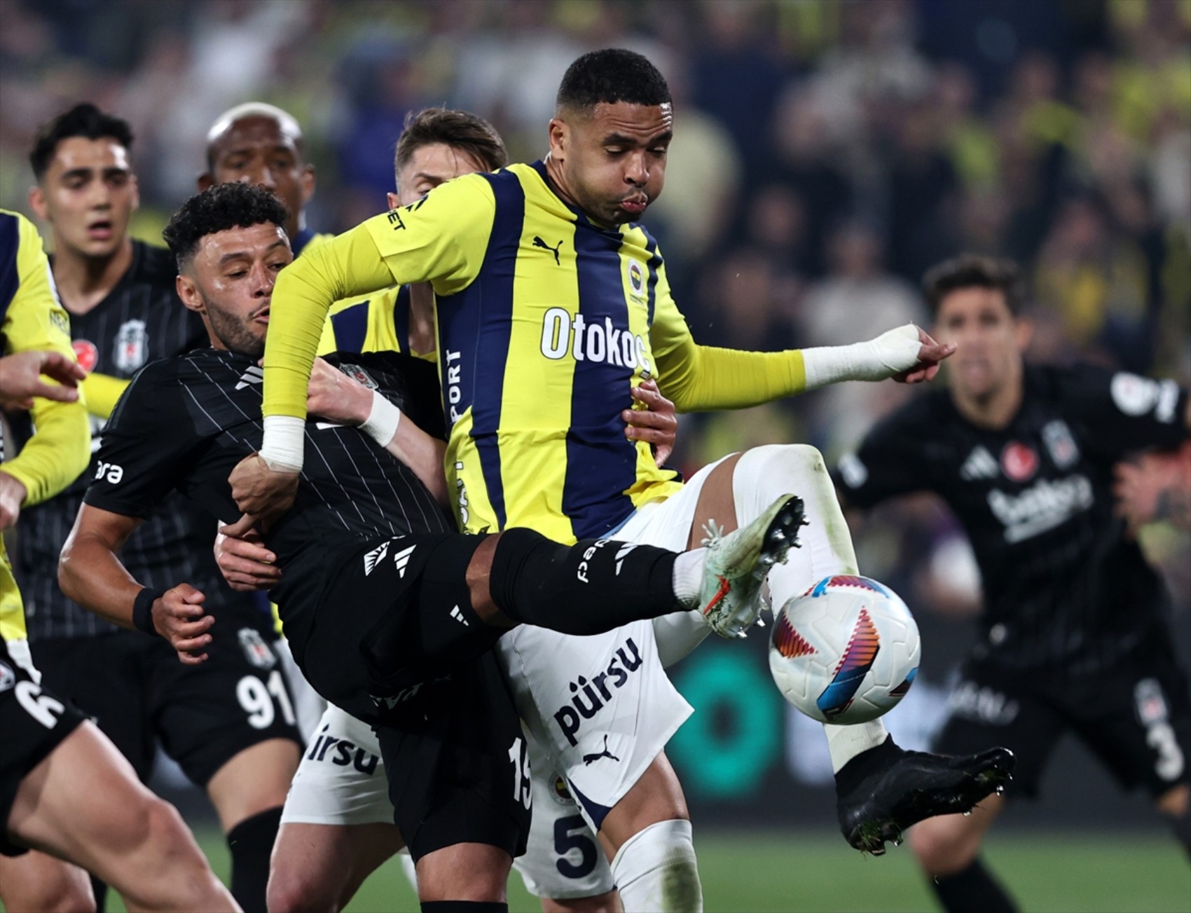 Galatasaray Fenerbahçe'nin mağlubiyetiyle şampiyonluğa yaklaştı