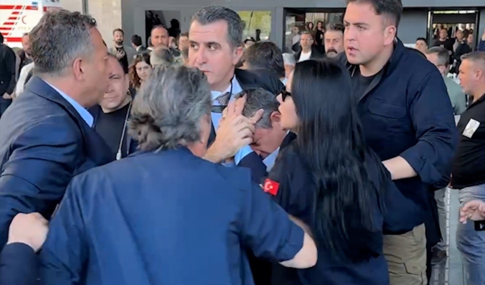Özgür Özel'e yumruklu saldırı sonrası kızına ve ailesine tehdit Özgür Özel'e yumruklu saldırı sonrası kızına ve ailesine tehdit