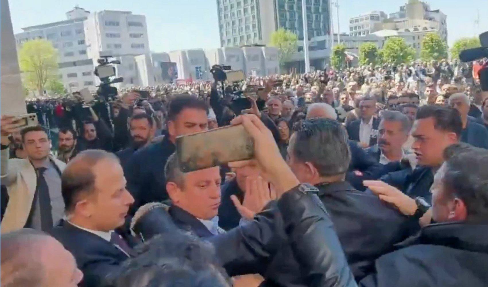 Özgür Özel'e yumruklu saldırı dünya basınında! 'Siyasi gerilim yeni bir boyutta' Özgür Özel'e yumruklu saldırı dünya basınında! 'Siyasi gerilim yeni bir boyutta'