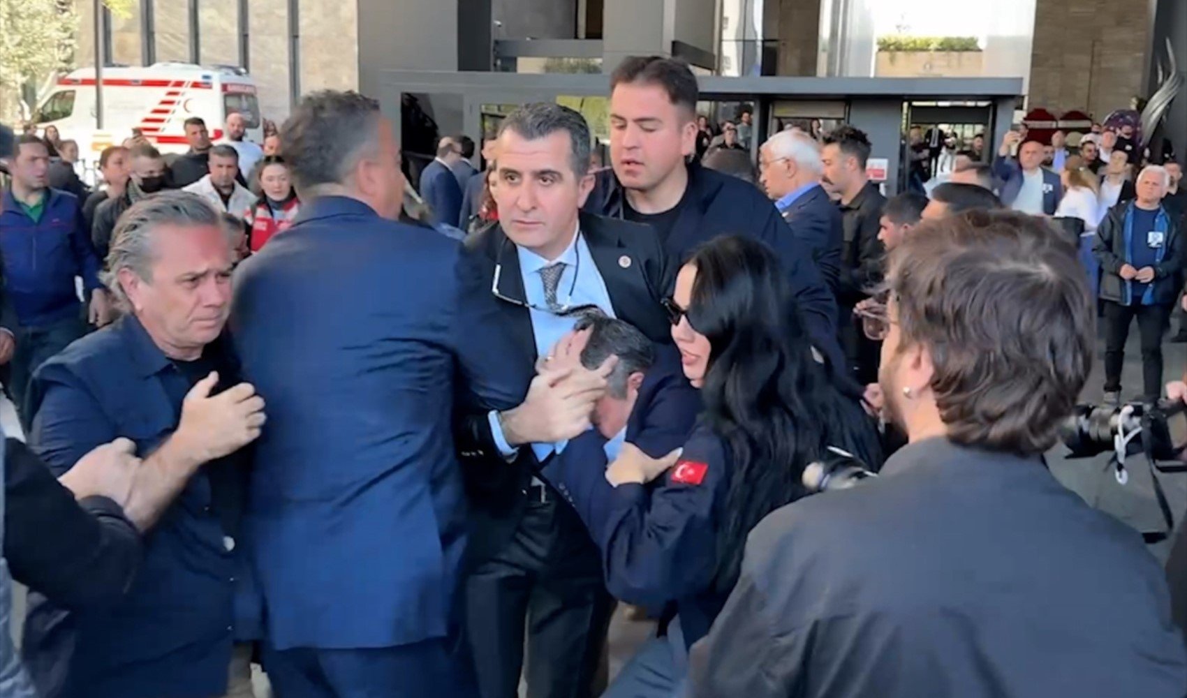 Valilik ve CHP arasında 'otopark' gerilimi! Özgür Çelik yaşananları anlattı Valilik ve CHP arasında 'otopark' gerilimi! Özgür Çelik yaşananları anlattı