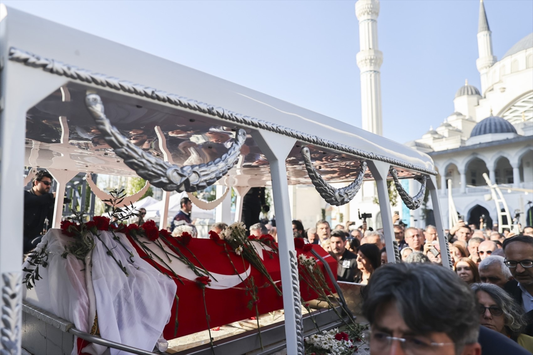 Sırrı Süreyya Önder'e veda! Yılmaz Erdoğan gözyaşlarını tutamadı