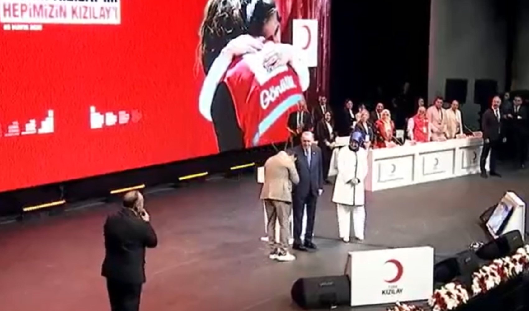Sinan Akçıl ve Erdoğan aynı sahnede! Önce elini öptü sonra şarkı söyledi Sinan Akçıl ve Erdoğan aynı sahnede! Önce elini öptü sonra şarkı söyledi