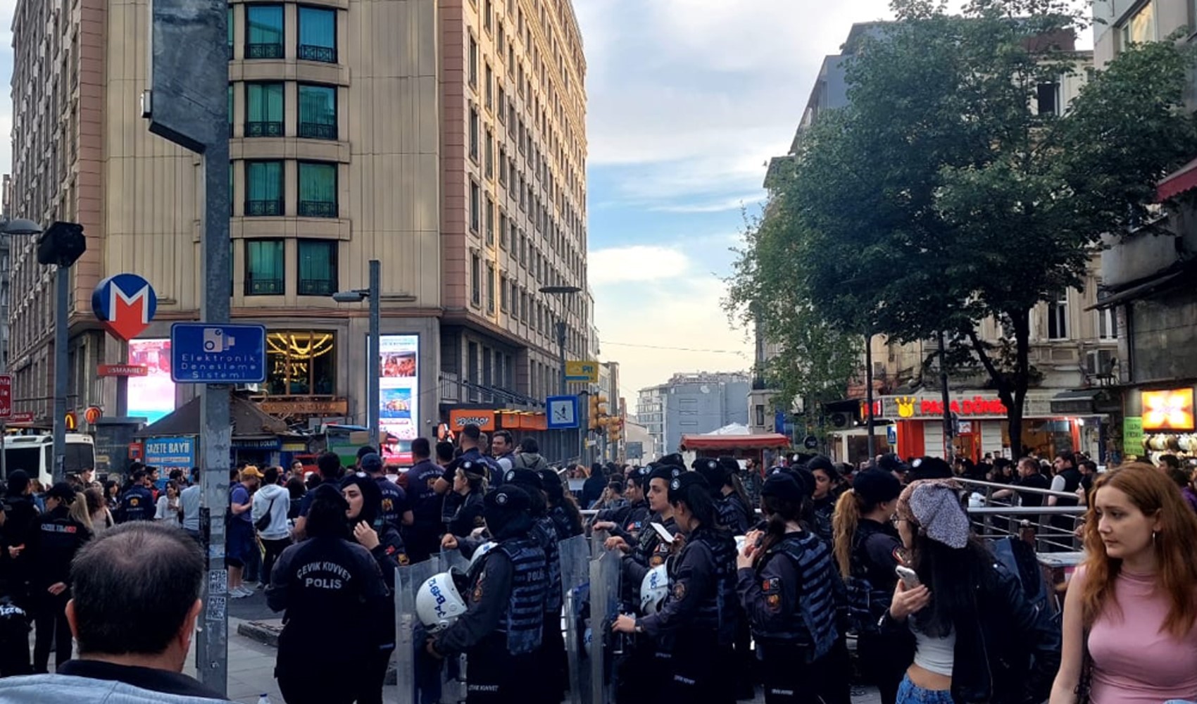 Cinayet protestosu için toplanan kadınlara polis barikatı Cinayet protestosu için toplanan kadınlara polis barikatı
