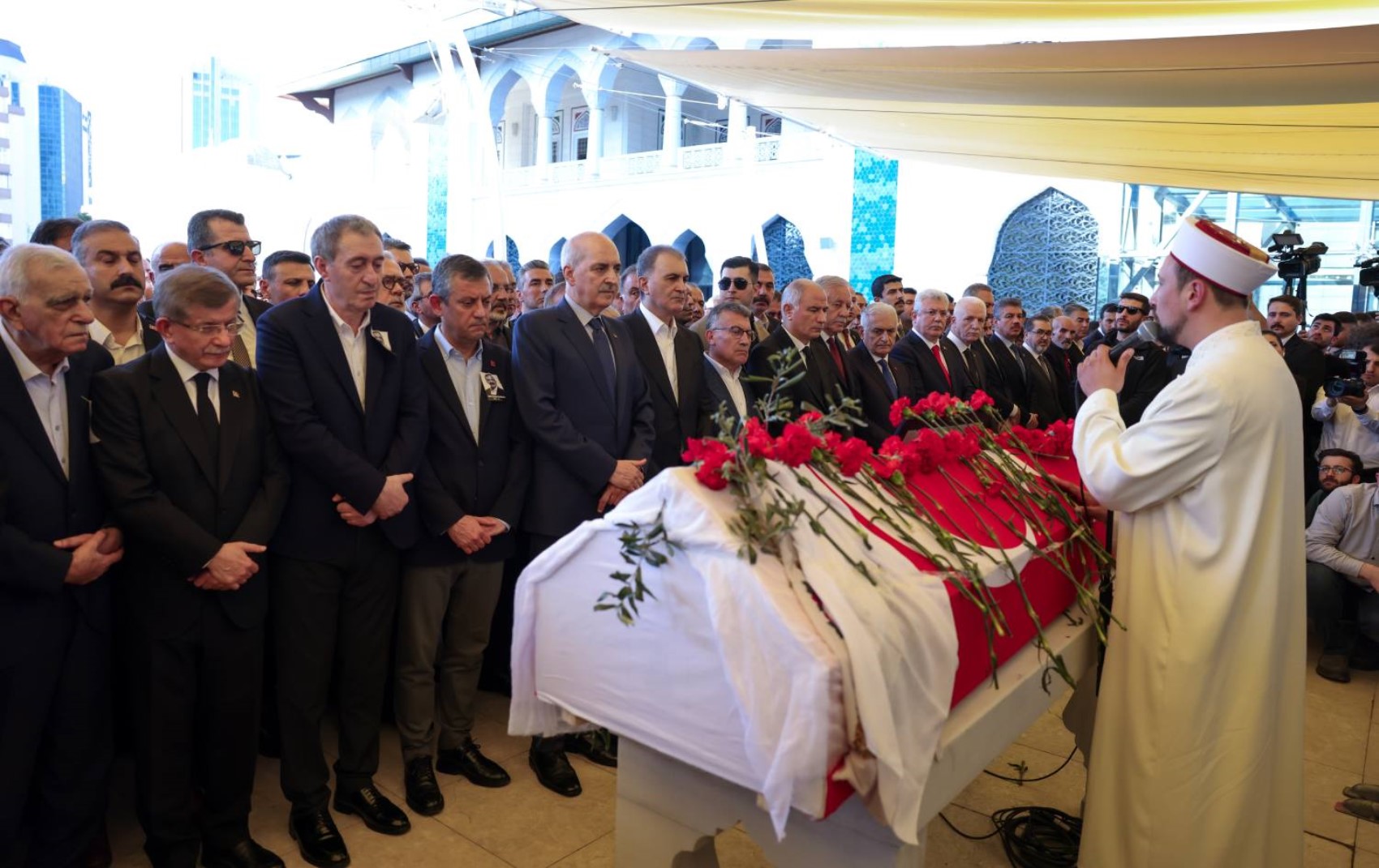 Bahçeli Özgür Özel'e neden 'Bir siyasi kurumun genel başkanı' dedi? İktidar içindeki güç savaşının etkisi mi?