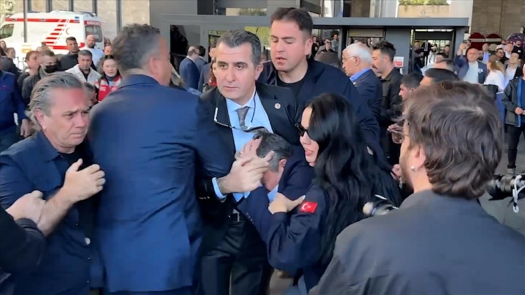 Bahçeli Özgür Özel'e neden 'Bir siyasi kurumun genel başkanı' dedi? İktidar içindeki güç savaşının etkisi mi?