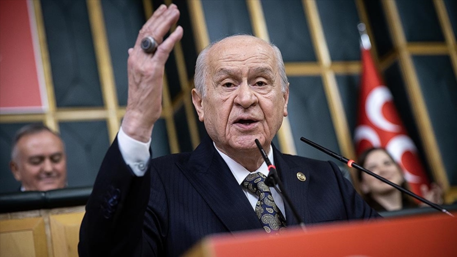Bahçeli Özgür Özel'e neden 'Bir siyasi kurumun genel başkanı' dedi? İktidar içindeki güç savaşının etkisi mi?