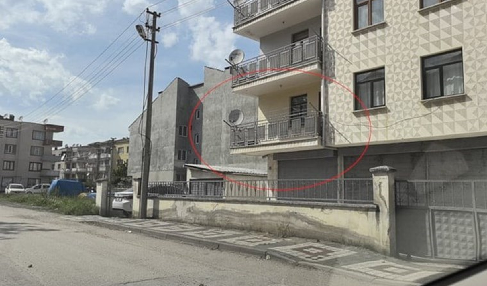 İnegöl'de küçük çocuk balkondan düşerek yaralandı İnegöl'de küçük çocuk balkondan düşerek yaralandı