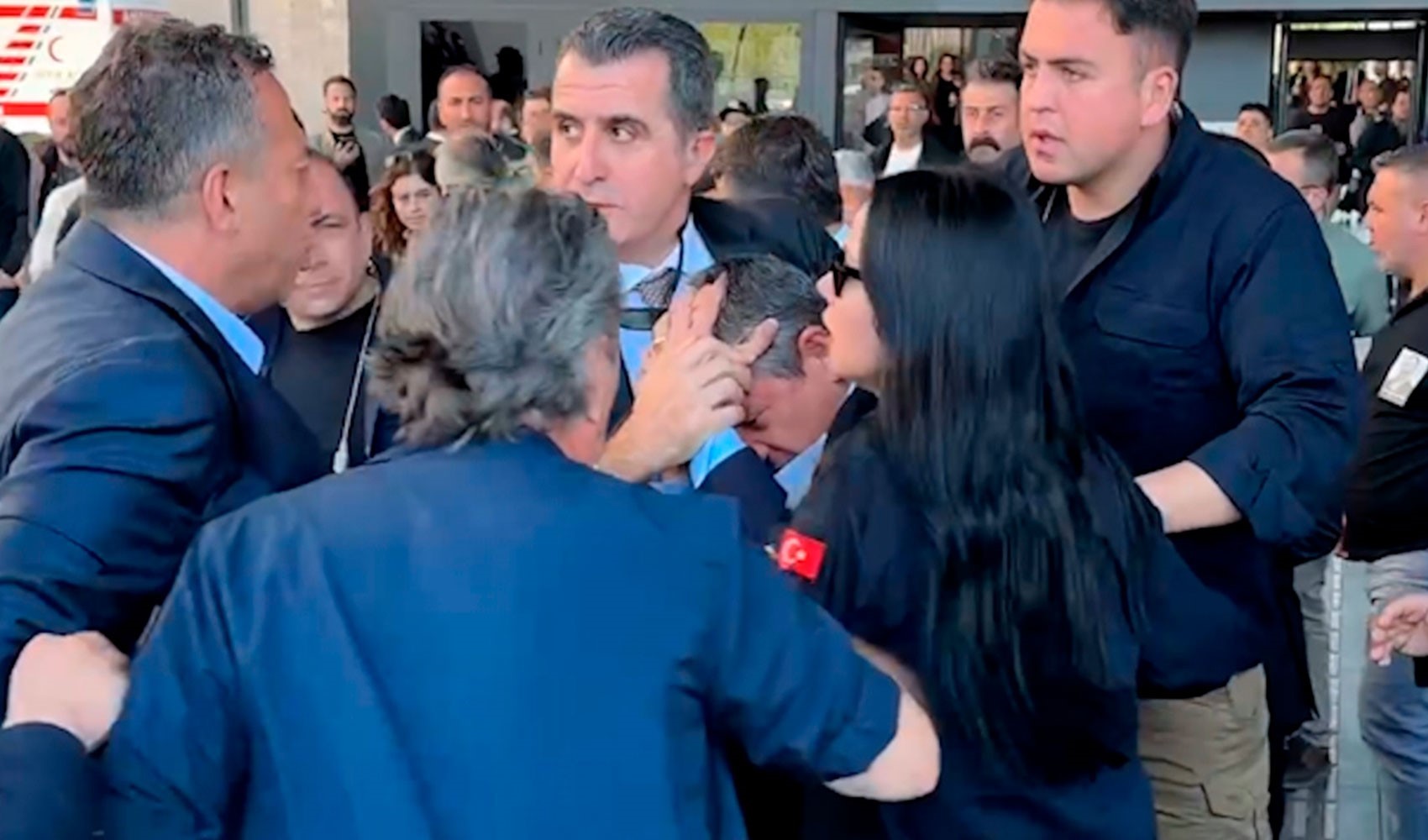 Özgür Özel'e çirkin saldırı: Emniyet, 'koruma zafiyeti' iddiaları sonrası harekete geçti