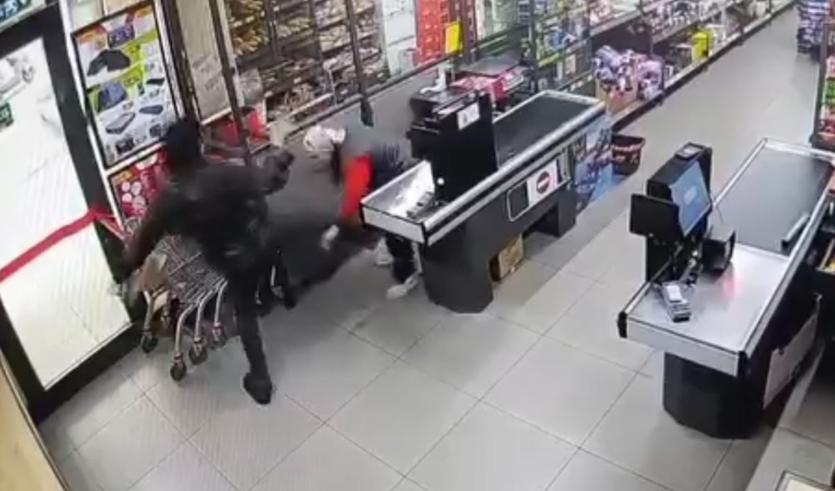 Marketteki kasiyere tekme ve yumrukla saldırdı: Saldırgan yakalandı Marketteki kasiyere tekme ve yumrukla saldırdı: Saldırgan yakalandı