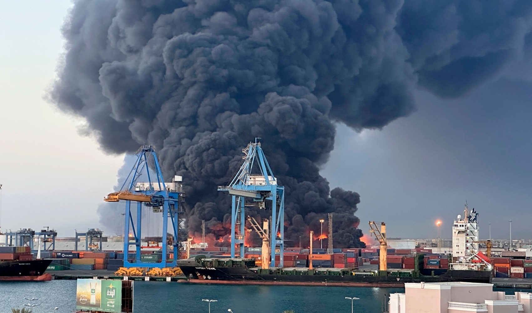 Sudan'ın Port Sudan limanında önce patlama sonra yangın! Havalimanına da saldırı düzenlendi