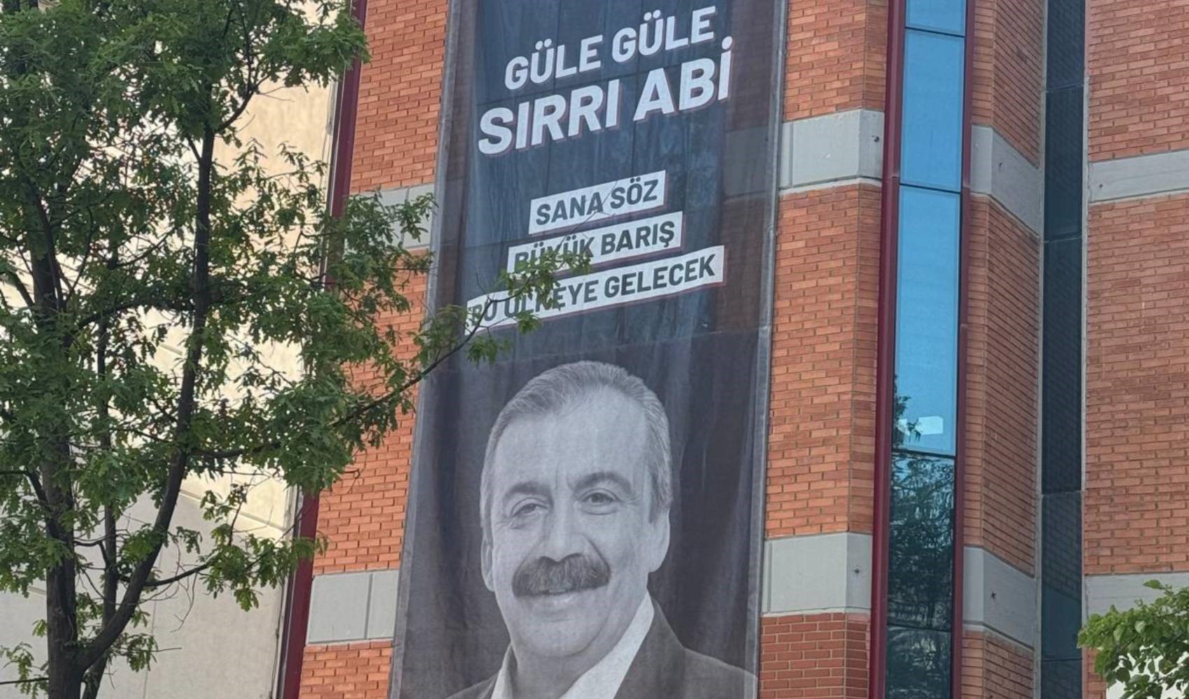Sırrı Süreyya Önder'in afişi DEM Parti binasına asıldı! 'Sana söz...'