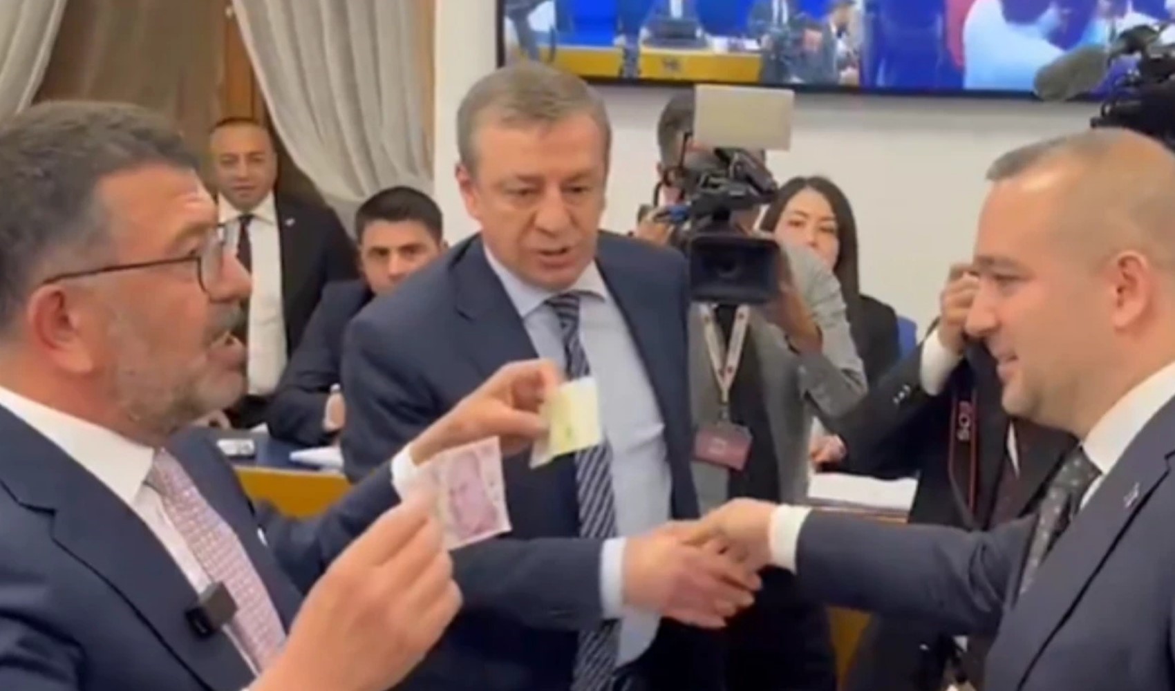 CHP'li vekillerden Merkez Bankası Başkanı'na protesto CHP'li vekillerden Merkez Bankası Başkanı'na protesto