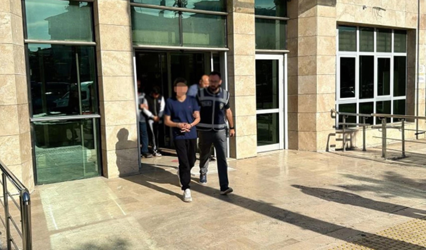 14 yaşındaki kıza cinsel istismarda bulundular