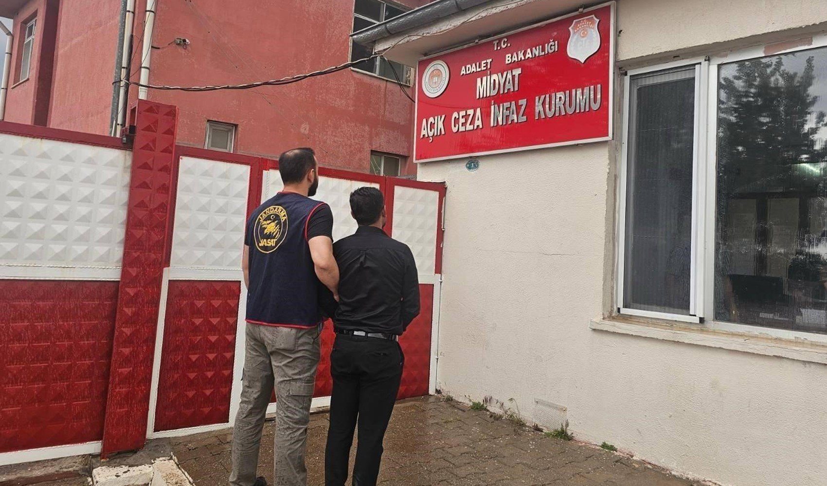 Cezaevi firarisi saz çalarken yakalandı