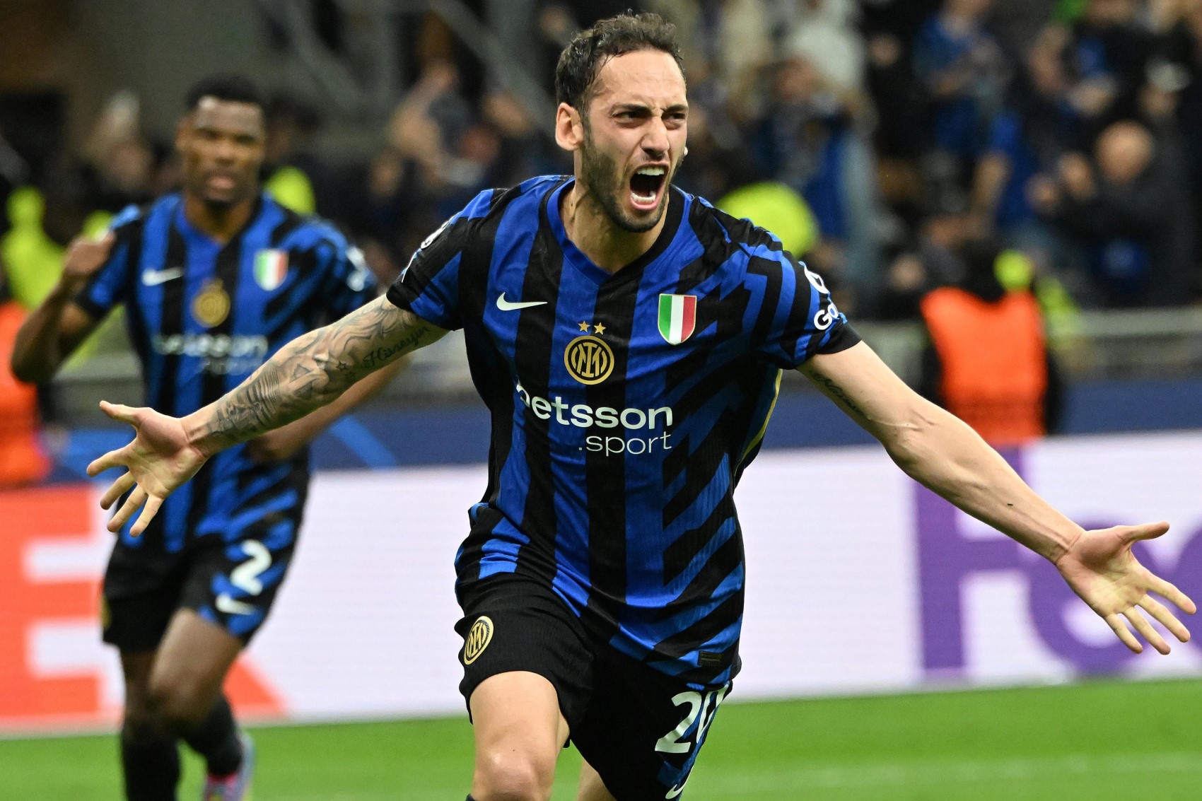 Hakan Çalhanoğlu Şampiyonlar Ligi'nde tarihe geçti