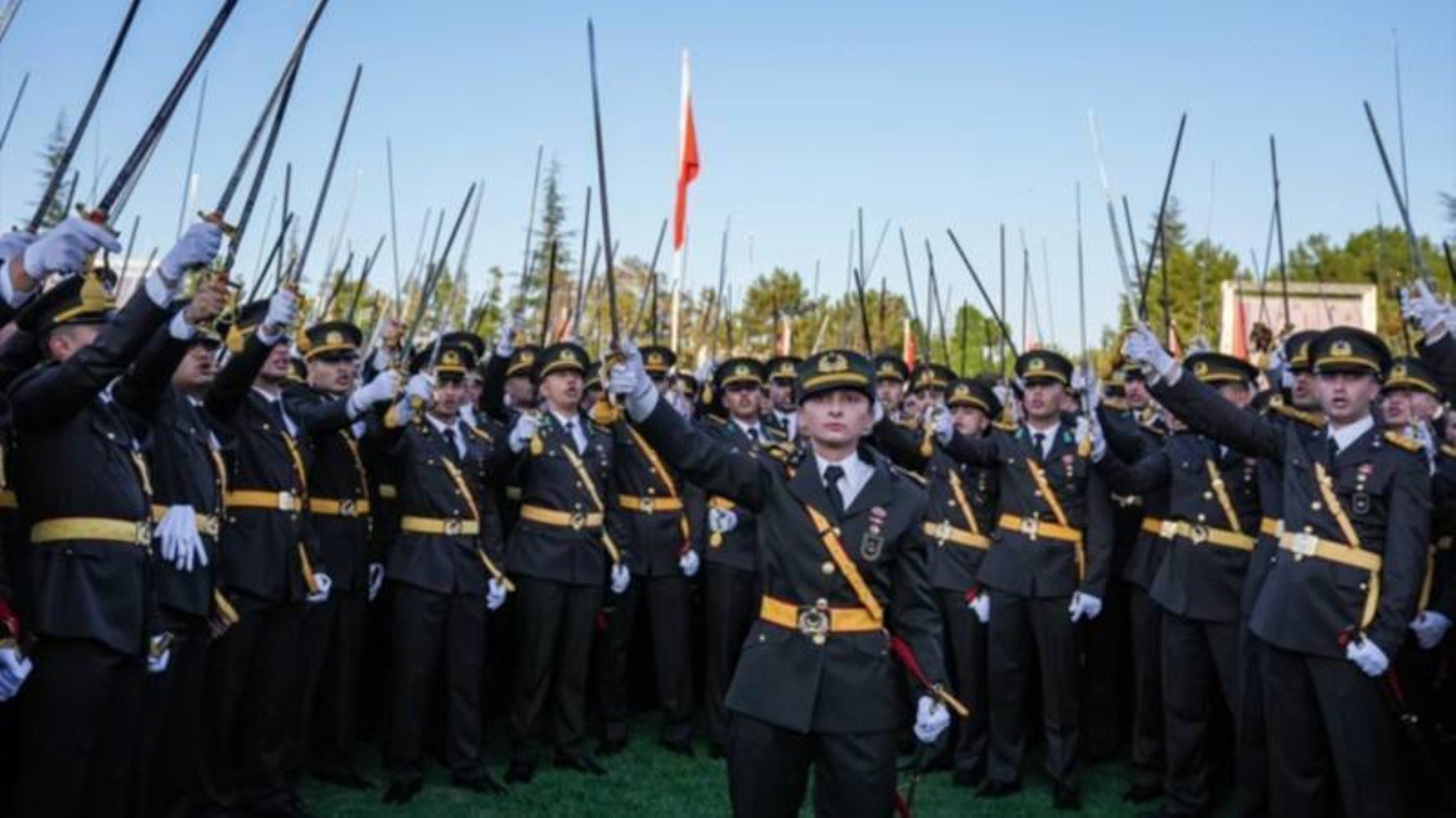 Teğmenlerin ihracına 'Evet' diyen Tümgeneral terfi etti: İhraca karşı çıkan Korgeneral ise emekli edildi